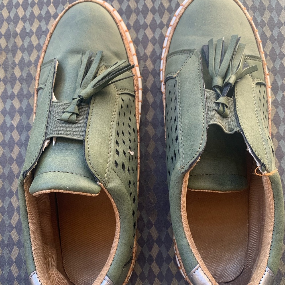 💚3/$25 size 7 women Green Tassel Women's Shoes